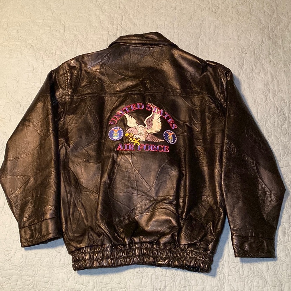 Mens 100% genuine grained leather bomber jacket with Air Force patch on back. L